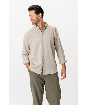 Nuestra camisa de lino en color arena es el complemento perfecto para el guardarropa de cualquier hombre con estilo. Con un diseño clásico y material liviano, esta camisa ofrece comodidad y elegancia. Confeccionado con lino de alta calidad en un color arena atemporal, es adecuado tanto para ocasiones informales como formales. Ya sea que esté en la oficina o en una fiesta de verano, nuestra camisa garantiza una apariencia sofisticada que no compromete la comodidad.