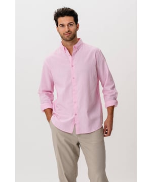 Experimenta comodidad y estilo con nuestra camisa de lino  en Rosa, perfecto para el hombre moderno. Esta camisa está confeccionada con una mezcla de algodón y lino, lo que garantiza durabilidad y transpirabilidad. Ideal tanto para el día a día como para ocasiones especiales, su diseño atemporal lo convierte en una parte indispensable de cualquier armario. Añade un toque de clase a tu estilo con esta elegante camisa.