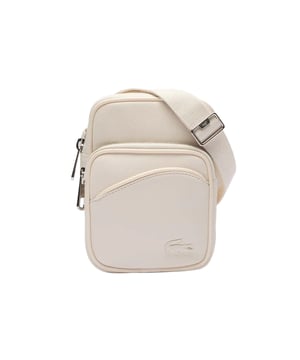 Vollnarbenleder. Marke: Lacoste. Höhe: 19 cm. Länge: 14 cm. Tiefe: 5 cm. Riemenlänge: 140 cm. Taschenart: 1 Vordertasche, Reißverschluss, 1 Innentasche. Fächer: 1 Hauptfach, Mit Reißverschluss. Taschenmerkmale: Verstellbarer Gurt. Design: Logo, Unifarben.