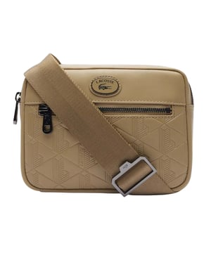 Kalbsleder. Marke: Lacoste. Länge: 18 cm. Höhe: 13,5 cm. Tiefe: 4 cm. Riemenlänge: 125 cm. Taschenart: 1 Vordertasche, Reißverschluss, 1 Innentasche. Fächer: 1 Hauptfach, Mit Reißverschluss. Taschenmerkmale: Verstellbarer Gurt. Design: Logo, Monogramm.