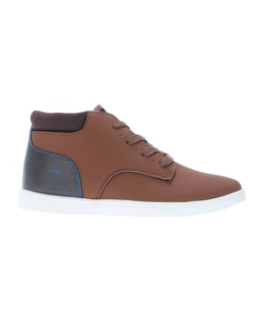 Marke: Original Penguin. Obermaterial: Synthetischer Stoff. Futterstoff: Stoff. Einlegesohle: gepolstert. Laufsohle: Synthetischer Stoff. Marken Schuhzunge, Gepolsterter Knöchel, Gepolsterte Zunge. Absatz: Flach. Zum Fußgelenk. Design: Kontrast Detail, Logo. Zehenstil: Rund. Zum Schnüren.