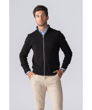 Cárdigan con cremallera - Negro

Unisexo

¡Afronta el clima con estilo y comodidad! Presentamos el sencillo y versátil 'Pullover Zip Cardigan'. Este jersey es una excelente opción para todos, ya que está destinado tanto a hombres como a mujeres y está diseñado para realzar su guardarropa y al mismo tiempo ofrecerle la calidez que necesita.

Este 'Pullover Zip Cardigan' es un gran ejemplo de nuestro compromiso con eso. Fabricado con materiales de primera calidad, puede estar seguro de que este cárdigan durará mucho tiempo y resistirá el desgaste diario y las actividades exigentes. Al mismo tiempo, la comodidad del material garantiza que te sientas cómodo incluso cuando lo usas todo el día.

Este cárdigan negro con cremallera es un básico imprescindible en cualquier armario. El diseño sencillo pero elegante se adaptará a casi cualquier conjunto. Úselo sobre una camiseta para un look informal de todos los días o combínelo con una camisa para un atuendo más formal. No importa cuál sea tu atuendo, este cárdigan negro con cremallera seguramente agregará ese toque extra que necesitas.

En cuanto a sus características, este jersey cuenta con una cremallera completa que facilita su puesta y extracción. Aparte de esto, también está diseñado con dos prácticos bolsillos donde podrás guardar fácilmente tus llaves, teléfono móvil u otros objetos pequeños. Y por último, pero no menos importante, el cuello alto y las mangas largas te mantendrán abrigado cuando hace más frío, mientras que el color negro añade un toque de elegancia y sofisticación.

No importa si eres una fashionista experimentada que busca agregar algo nuevo a tu colección o alguien que recién está comenzando su viaje como fashionista. El cárdigan con cremallera y jersey de TeeShoppen - Negro es una opción versátil, sin importar cuál sea tu estilo. Prepárese para experimentar comodidad, calidez y estilo, todo en un solo paquete.