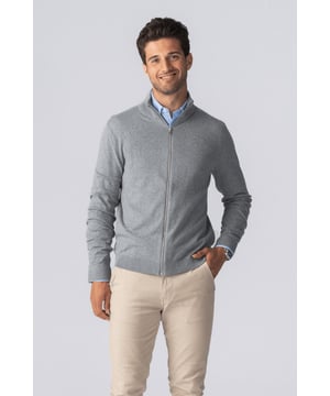 Cárdigan unisex con cremallera en gris melange
Introducción

Entra y descubre nuestra última incorporación a nuestra colección: el cárdigan con cremallera en gris melange. Este cárdigan de calidad es adecuado tanto para hombres como para mujeres y es increíblemente cómodo de llevar. No es sólo un elemento esencial en el guardarropa, sino también una prenda confiable y duradera que te mantendrá abrigado durante los meses de invierno.

Detalles

Este cárdigan con cremallera está diseñado por nuestra propia marca, pensando en su comodidad y estilo. Confeccionado con alta calidad y durabilidad, este cárdigan es una opción ideal para el uso diario. El cárdigan tiene un elegante acabado en gris melange que es a la vez atemporal y versátil, por lo que es fácil de combinar con cualquier conjunto.

Características
Nuestro cárdigan tiene un diseño con cremallera, por lo que es fácil de poner y quitar sin problemas. Tiene un ajuste muy cómodo que se mueve naturalmente contigo. Nuestro cárdigan con cremallera también ofrece una buena cantidad de elasticidad, por lo que ya sea que salgas a caminar, tengas un día ajetreado en la oficina o simplemente te relajes en casa, siempre estarás cómodo.

Comodidad y Calidad

Aquí en Nos enorgullecemos de ofrecer productos de alta calidad, y este cárdigan con cremallera no es una excepción. Está fabricado con materiales de alta calidad diseñados para resistir el desgaste diario y, al mismo tiempo, sentirse suave y cómodo contra la piel. No importa tu nivel de actividad, este cárdigan te mantendrá cómodo todo el día.

Estilo y versatilidad

Este suéter gris melange es una pieza clásica y atemporal que se puede mezclar y combinar fácilmente con casi cualquier conjunto. Se puede usar sobre una camisa o camiseta para un look más informal, o como capa en climas más fríos. No importa cómo elijas usarlo, este cárdigan con cremallera agregará un toque de clase y sofisticación a tu guardarropa.

Resumen

Ya sea que esté buscando algo cómodo para el uso diario o un cárdigan elegante para mejorar su guardarropa, nuestro cárdigan con cremallera es la elección perfecta.
¡No te decepcionarás!