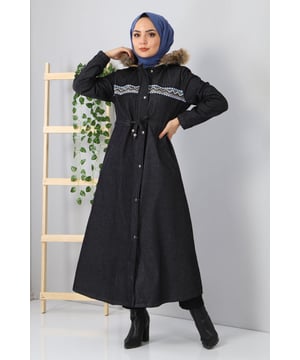 Stoffmerkmal: Hergestellt aus Denim-Stoff.Produktmerkmal: Es handelt sich um ein neues Hijab-Modestück der Saison.Es hat ein Futter aus Fell.Es hat einen vorderen Reißverschluss und Druckknöpfe.Es hat eine Taillenkrawatte.Es hat eine Tasche.Es hat eine Kapuze.Die Manschetten sind elastisch.Die Details sind genäht.Aufgrund von Konzeptaufnahmen kann es zu leichten Farbunterschieden zum Produkt kommen.Das Model trägt Größe 38.Größe 38 Mantelmaße