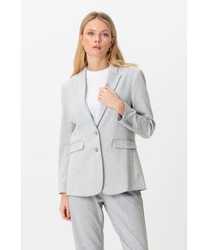 Experimente la elegancia y la comodidad con nuestra Performance Blazer en gris claro, diseñada especialmente para mujeres que no comprometen el estilo. Este blazer de TeeShoppen está confeccionado con una mezcla avanzada de tejidos que garantiza un ajuste excelente y retención de la forma durante todo el día. Con 75% poliéster, 22% viscosa y 3% elastano, combina durabilidad con flexibilidad, perfecta tanto para la oficina como para después del trabajo. El tono gris claro añade un sutil toque de clase a cualquier conjunto, haciéndolo ideal para cualquier ocasión. Los detalles perfectos y la meticulosa artesanía garantizan que puedas usar esta chaqueta con orgullo y confianza. Haz que el Performance Blazer en Light Grey forme parte de tu guardarropa y experimenta una nueva dimensión de estilo y comodidad todos los días.
