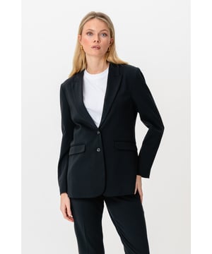 Este Performance Blazer en azul marino es la elección perfecta para las mujeres modernas que desean combinar estilo y comodidad. Está confeccionado para un ajuste perfecto que acentúa tu silueta manteniendo la libertad de movimiento. Diseñado con 75% poliéster, 22% viscosa y 3% elastano, el blazer garantiza una experiencia de uso duradera y cómoda. Este diseño atemporal lo hace adecuado tanto para ocasiones laborales como sociales. Combina la chaqueta con un par de pantalones o un vestido para un look elegante. Es una adición esencial a tu guardarropa, ya que ofrece versatilidad y un aspecto moderno y elegante.