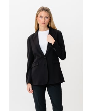 Experimente el estilo y la comodidad con nuestro Performance Blazer - Negro para mujer. Perfecta tanto para la oficina como para el tiempo libre, esta chaqueta combina elegancia con funcionalidad. Fabricado con materiales de primera calidad, garantiza un ajuste elegante y una calidad duradera. Actualiza tu guardarropa con esta pieza imprescindible y causa impresión sin importar la ocasión.