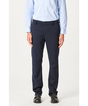 Experimente comodidad y estilo con los pantalones The Original Performance (Regular) - Azul marino para hombres. Estos pantalones están diseñados para ofrecer rendimiento y elegancia. Con un aspecto elegante y moderno, son perfectos tanto para el día a día como para ocasiones especiales. Confeccionados con una mezcla de poliéster, viscosa y elastano, garantizan un ajuste cómodo durante todo el día. Ya sea que estés en la oficina o fuera de la ciudad, estos pantalones hacen que sea fácil lucir bien y sentirte aún mejor.