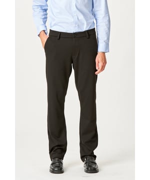 Erleben Sie Komfort und Stil mit der Original Performance Hose in Schwarz. Diese Hose ist für Männer konzipiert, die maximale Leistung und Eleganz suchen, sei es im Beruf oder in der Freizeit. Hergestellt aus einer einzigartigen Mischung aus 75 % Polyester, 22 % Viskose und 3 % Elasthan, die Flexibilität und Haltbarkeit gewährleistet. Das zeitlose schwarze Design passt zu jeder Garderobe, während die reguläre Länge für eine klassische Silhouette sorgt. Perfekt für den modernen Mann, der weder bei Komfort noch Stil Kompromisse eingehen möchte.