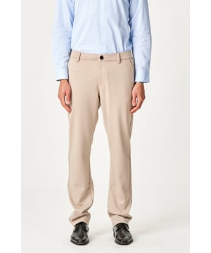 Experimente la impresionante comodidad y estilo de los pantalones Original Performance (Regular) - Arena para hombres. Estos pantalones están diseñados para satisfacer sus demandas tanto para el uso diario como para estilos de vida activos. El tono color arena combina perfectamente con cualquier armario y ofrece una elegancia atemporal. La serie Performance Pants es conocida por su flexibilidad y ajuste excepcionales, lo que garantiza una libertad de movimiento óptima independientemente de la actividad. Con una mezcla de materiales modernos: Poliéster: 75, Viscosa: 22, Elastano: 3, obtienes durabilidad y elasticidad, para que siempre puedas moverte con facilidad. Elige los pantalones Original Performance para tu próxima aventura y disfruta de la combinación perfecta de comodidad y estilo.