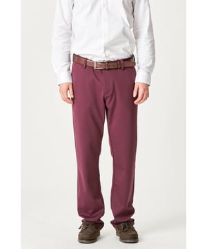 Experimente comodidad y estilo con los pantalones The Original Performance (Regular) - Borgoña. Perfecto para cualquier hombre que quiera funcionalidad y buena apariencia. Confeccionados con una lujosa mezcla de 75 poliéster, 22 viscosa y 3 elastano, estos pantalones ofrecen durabilidad y flexibilidad. Los pantalones están diseñados con un corte regular que garantiza un uso cómodo durante todo el día. El sofisticado color burdeos añade elegancia y versatilidad atemporales a tu guardarropa. Perfecto tanto para ocasiones formales como informales.