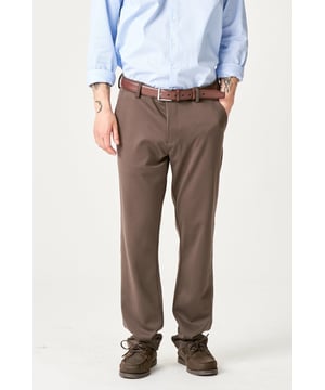 Los pantalones Original Performance (Regular) - Marrón oscuro son la opción ideal para el hombre moderno. Creados para ofrecer la máxima comodidad y estilo, estos pantalones ofrecen un ajuste versátil para adaptarse a cualquier ocasión. La combinación de diseño innovador y materiales de primera calidad garantiza que siempre te sientas en la cima. Ya sea que estés en la oficina o en una noche informal, estos pantalones te darán un look sofisticado con un toque práctico. Confeccionado cuidadosamente con poliéster, viscosa y elastano, puedes esperar una libertad de movimiento óptima sin comprometer el estilo. Mejora tu guardarropa con un clásico atemporal que nunca te decepcionará.