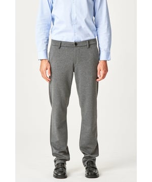 Entdecken Sie unsere The Original Performance Pants (Regular) – Dunkelgrau für Herren. Diese Hose vereint Stil und Komfort und eignet sich sowohl für die Arbeit als auch für Freizeitmomente. Mit ihrer vielseitigen Passform und ihrem schlanken Design sind sie ein Muss in der Garderobe eines jeden Mannes. Machen Sie sich bereit, den ganzen Tag über mit unübertroffenem Komfort zu beeindrucken.