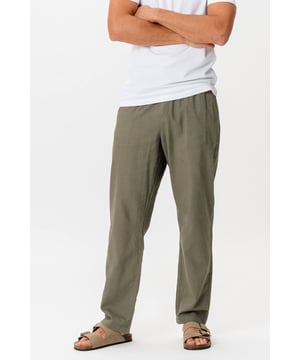 Experimenta lo último en comodidad con nuestros pantalones de lino - Army. Perfecto para hombres que buscan estilo y funcionalidad. Estos pantalones están confeccionados con una mezcla exclusiva de 70 por ciento algodón y 30 por ciento lino, lo que garantiza transpirabilidad y durabilidad. Ideales tanto para ocasiones informales como más formales, estos pantalones de lino ofrecen un ajuste moderno que acentúa cualquier silueta. La combinación del clásico diseño verde militar y el ligero tejido de lino los convierte en una prenda imprescindible para el hombre preocupado por el estilo. Ya sea que vayas a la oficina o a una escapada informal de fin de semana, nuestros pantalones de lino - Army te darán el look perfecto y versátil. Cómpralos hoy en TeeShoppen y mejora tu guardarropa con este artículo atemporal que promete comodidad y estilo.
