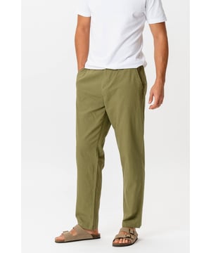 Erleben Sie die perfekte Kombination aus Stil und Komfort mit unserer Leinenhose – Grün für Herren. Diese Hose zeichnet sich durch eine elegante grüne Farbe aus und ist aus hochwertigem Material bestehend aus 70 % Baumwolle und 30 % Leinen gefertigt. Sie eignen sich perfekt für jeden Anlass und bieten eine entspannte Passform und einen modernen Look. Mit ihrem atmungsaktiven und leichten Design sind unsere Leinenhosen – Grün ideal für heiße Sommertage sowie als stilvolle Alltagskleidung. Egal, ob Sie im Büro oder mit Freunden unterwegs sind, diese Hose sorgt dafür, dass Sie gut aussehen und sich wohl fühlen. Ihre Vielseitigkeit macht sie zu einem Must-Have in der Garderobe eines jeden Mannes.