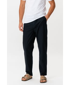 Entdecken Sie Komfort und Stil mit unserer Leinenhose – Schwarz für Herren. Diese Hose besteht aus einer exklusiven Mischung aus Baumwolle und Leinen, die sowohl Atmungsaktivität als auch Haltbarkeit gewährleistet. Perfekt sowohl für den Alltag als auch für besondere Anlässe, ihre schwarze Farbe sorgt für einen zeitlosen und eleganten Look. Gönnen Sie sich diese vielseitige Hose, die sich problemlos mit Ihrer vorhandenen Garderobe kombinieren lässt.
