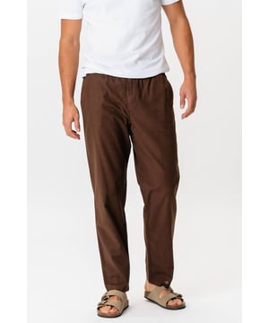 Experimente la máxima comodidad y estilo con nuestros pantalones de lino - Marrón oscuro, diseñados específicamente para hombres. Confeccionado con una combinación perfecta de 70% algodón y 30% lino, este pantalón garantiza la máxima transpirabilidad y durabilidad. Ideal tanto para uso diario como para ocasiones más formales. Consigue lo mejor en moda masculina agregándolos a tu guardarropa.
