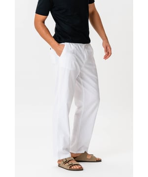 Dale a tu guardarropa un impulso elegante y aireado con nuestros pantalones de lino en blanco para hombre. Estos pantalones de lino son perfectos tanto para ocasiones informales como formales, gracias a su aspecto clásico y su ajuste cómodo. Confeccionados con un 70% de algodón y un 30% de lino, ofrecen comodidad y transpirabilidad, lo que es ideal para los días calurosos. Ya sea que vayas a la oficina o disfrutes de un día en la playa, estos pantalones te asegurarán un aspecto seguro y elegante. Asegure un guardarropa atemporal con nuestros pantalones de lino que pueden combinarse fácilmente con cualquier top o camisa. Haga su pedido ahora y experimente una entrega ultrarrápida, un cambio en 101 días y nuestra garantía de precio, para que pueda comprar con tranquilidad.