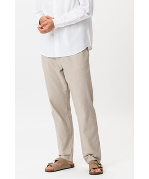 Los elegantes pantalones de lino en color Arena para hombre son la elección perfecta tanto para el día a día como para ocasiones formales. Estos pantalones combinan comodidad y elegancia con su material ligero y transpirable, que garantiza un confort óptimo durante todo el día. Están fabricados con una mezcla de 70% algodón y 30% lino, lo que los hace duraderos y respetuosos con el medio ambiente. Con un corte moderno y un diseño clásico, estos pantalones de lino se pueden combinar fácilmente con camisetas y camisas para lograr un estilo elegante. Regálate un pantalón de Lino - Arena y experimenta comodidad y estilo en perfecta armonía.