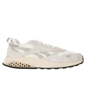 Obermaterial: Leder, Nylon, Wildleder-Overlays. Marke: Reebok. Futterstoff: Stoff. Einlegesohle: Honigwabe Polsterung. Laufsohle: Gummi. Hexalite Polsterung, Anziehlasche. Absatz: Flach. niedrig geschnitten. Design: Logo. Zehenstil: Rund. Zum Schnüren.