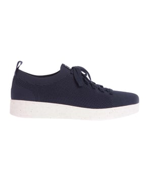 Bovenstuk: Gebreid, Nylon. Buitenzool: Rubber, Slipvrij. 6 Oogjes. Antibacterieel voetbed, gekussend voetbed, treklipje. Vlakke. Snit: Laag. Ontwerp: Logo. Teenstijl: Rond. Bevestiging: Kant omhoog, Slip-on. Duurzaamheid: Gemaakt van gerecycled materiaal.