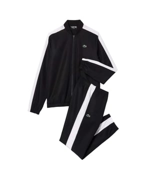 100% gerecycleerd polyester. Stof: Taffeta. Ontwerp: Logo, eenvoudig. Mouwtype: Met lange mouwen. Halslijn: Staande Kraag. Stoftechnologie: Slijtvast, Lichtgewicht, Sneldrogend. Kriskras voorkant, Jersey gevoerd, Mesh voering. Sluiting: Ritssluiting vooraan. Inhoud: 1 jas, 1 broek. Geschikt: Regelmatig. XS: 36 in. S: 38 in.