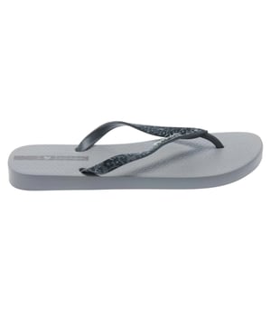 Marke: Ipanema. Obermaterial: PVC. Laufsohle: Synthetischer Stoff. Absatz: Flach. Design: Leo-Muster, Logo. Nachhaltigkeit: Aus recyceltem Material, Vegan. Zum Anschlüpfen.