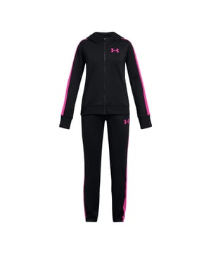 100% Polyester. Gewebetechnik: Feuchtigkeitsabweisend. Gewebe: Jerseyware, Weiche Haptik, Tricot. Design: Logo, Mit Streifendetail. Taille: mit Kordelzug, gerippt. Mit Kapuze. Langärmlig. Kapuzenmerkmale: Aufnähen. Reißverschluss vorn, Zum Überziehen. Inhalt: 1 Hose, 1 Jacke. Taschenart: Zwei Seitentaschen. Futterstoff: angeraut. Bündchen: gerippt. Saum: gerippt. 128: 63,5 cm. 140: 68,58 cm. 146-152: 73,66 cm. 158-164: 81,28 cm.