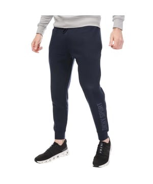 72% Katoen, 28% Polyester. Stof: Vlies. Ontwerp: Effen, Tonaal Logo. Zakken: 2 Zijzakken, 1 Achterzak. Taille: Trekkoord, Elastiek, Hoog model. Geschikt: Regelmatig. Manchet: Gemonteerd.