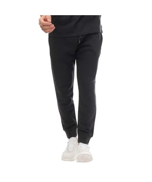 72% Katoen, 28% Polyester. Ontwerp: Logo, eenvoudig. Zakken: 2 Zijzakken, 1 Achterzak. Tailleband: Koord, Elastisch. Manchet: Gemonteerd, geribbeld.