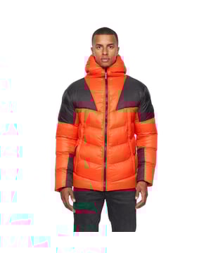 100% Nylon. Futterstoff: Mit Markenzeichen. Design: Kontrasteinsatz, Logo, Gesteppt. Gewebetechnik: Thermoheat. Abzeichen, Marken-knopfleiste, Griffplatte mit Warenzeichen, Gelmuster, Wattiert. Bündchen: Anliegend. Mit Kapuze. Langärmlig. Kapuzenmerkmale: angenähte Kapuze. Taschenart: Zwei Seitentaschen, Innentasche, Reißverschluss. Durchgehender Reißverschluss. Saum: Anliegend. S: 90,17 cm. M: 96,52 cm. L: 102 cm. XL: 107 cm. XXL: 112 cm.
