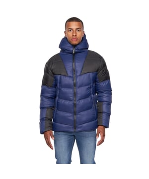 100% Nylon. Futterstoff: Mit Markenzeichen. Design: Kontrasteinsatz, Logo, Gesteppt. Gewebetechnik: Thermoheat. Abzeichen, Marken-knopfleiste, Griffplatte mit Warenzeichen, Gelmuster, Wattiert. Bündchen: Anliegend. Mit Kapuze. Langärmlig. Kapuzenmerkmale: angenähte Kapuze. Taschenart: Zwei Seitentaschen, Innentasche, Reißverschluss. Durchgehender Reißverschluss. Saum: Anliegend. S: 90,17 cm. M: 96,52 cm. L: 102 cm. XL: 107 cm. XXL: 112 cm.