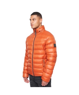 100% Polyester. Ontwerp: Logo, Effen, Tekst. Stoftechnologie: 2-laags. Halslijn: Hoog-Neck. Mouwtype: Met lange mouwen. Gewatteerd. Zakken: 2 Zijzakken, Rits. Bevestiging: Volledige ritssluiting. S: 38 in. M: 40 in. L: 42 in. XL: 44 in.