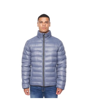 100% Polyester. Ontwerp: Logo, Effen, Tekst. Stoftechnologie: 2-laags. Halslijn: Hoog-Neck. Mouwtype: Met lange mouwen. Gewatteerd. Zakken: 2 Zijzakken, Rits. Bevestiging: Volledige ritssluiting. S: 38 in. M: 40 in. L: 42 in. XL: 44 in.