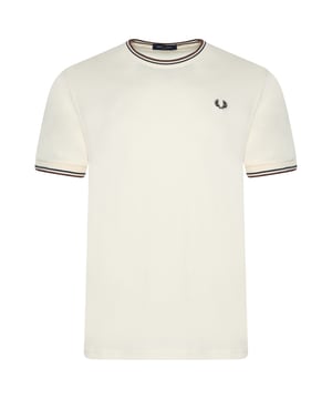 Fred Perry's classic t-shirt will always make a stylish impression. The modern-fit fit ensures the shirt falls slightly fitted along your body. The t-shirt is finished with the embroidered logo on the chest and the familiar stripes on the sleeves and neckline