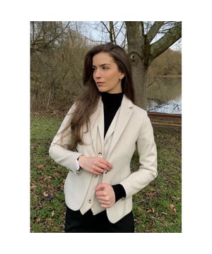 Sumérgete en la elegancia atemporal con este conjunto de blazer y chaleco color crema para mujer, confeccionado en tweed de mezcla de lana premium. Con un sofisticado estampado de espiga, la tela ofrece calidez, durabilidad y una textura suave y lujosa. Diseñados por expertos para favorecer la silueta femenina, tanto el blazer como el chaleco ofrecen un look refinado que se adapta a la perfección tanto a la oficina como a las ocasiones sociales. El tono crema añade un toque fresco y versátil a tu armario, mientras que el conjunto a juego se puede usar junto o por separado para crear múltiples conjuntos refinados. Tejido de mezcla de lana premium: 40 % acrílico, 35 % poliéster, 15 % algodón, 10 % lana para mayor calidez, textura y durabilidad. Elegante estampado de espiga: añade encanto clásico y profundidad a la tela de tweed color crema. Ajuste a medida: diseñado para favorecer y proporcionar una silueta limpia y estructurada. Conjunto de dos piezas a juego: incluye blazer y chaleco, ideal para superponer o combinar conjuntos. Estilo versátil: perfecto para entornos de negocios, ocasiones especiales o para un estilo diario sofisticado.