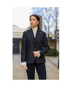 Adéntrate en la elegancia atemporal con esta chaqueta blazer de tweed de 1 botón para mujer y el chaleco a juego, inspirados en la moda vintage de los años 20 con un toque moderno. El blazer presenta un corte entallado con detalles en contraste y elegantes coderas, ideal tanto para ocasiones informales elegantes como formales. El chaleco a juego cuenta con un cuello vuelto y un cierre clásico de 3 botones, lo que proporciona una capa favorecedora y versátil. Ya sea que se use como conjunto o por separado, este conjunto de mezcla de lana ofrece un estilo refinado y comodidad para cualquier armario. Blazer y chaleco de tweed de 1 botón para mujer (se venden por separado) Estilo vintage de los años 20: Un guiño a la moda clásica con actualizaciones contemporáneas Corte entallado: Silueta favorecedora con detalles en contraste y coderas Chaleco de cuello vuelto: Elegante diseño de 3 botones perfecto para ropa elegante o formal Estilo versátil: Mezcla y combina para la oficina, eventos o atuendos casuales refinados Composición del material: 90% acrílico, 10% lana