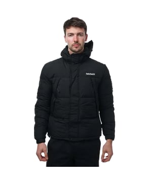 Außenmaterial (%): 100% Nylon. Futtermaterial (%): 100% Polyester. Füllmaterial (%): 100% Polyester. Design: Logo, Gesteppt. Gewebetechnik: Dauerhaft wasserabweisende Oberfläche. Eingehaltene Taille. Mit Kapuze. Langärmlig. Kapuzenmerkmale: anpassbar. Taschenart: Zwei Seitentaschen. Durchgehender Reißverschluss. M: 104 cm. L: 112 cm. XL: 119,38 cm. XXL: 127 cm.