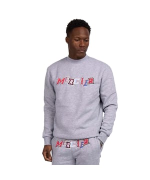 65% Baumwolle, 35% Polyester. Gewebe: Gebürstete Innenseite. Design: Contrast Logo. GSM (Gramm pro Quadratmeter): 300. Saum: gerippt. Rundhalsausschnitt. Langärmlig. Bündchen: gerippt. Passform: Regulär. Zum Überziehen. XS: 90,17 cm. S: 96,52 cm. M: 102 cm. L: 112 cm.