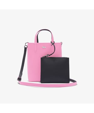 Anna Vertical Reversible Tote Dimensions: L8.7 x H11.4 x D 3.9in - L22 x H29 x D10cm  Removable  adjustable strap: 51in - 130cm Reversible bag with one grained and one piqué-effect embossed side Removable zipped pouch.Metal crocodile on one side