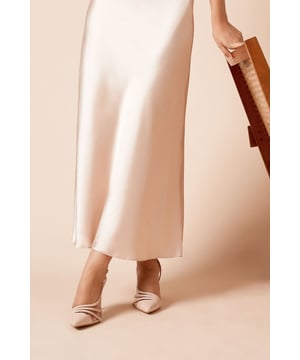 Slingback design with adjustable ankle strap
        Pointed toe silhouette for a sleek look
        Metallic finish adds a touch of glamour
        High heel measuring between 7 and 9cm
        Wide fit for enhanced comfort
    
    Step out in style with these stunning Detroit Slingback Court Shoes from Dorothy Perkins. Perfect for the fashion-forward woman in her 30s who loves to keep up with trends without compromising on comfort. The wide fit and adjustable slingback strap ensure a secure and comfortable fit, ideal for long days at the office or evenings out with friends. The metallic finish adds a touch of sophistication, making these shoes versatile enough for both daytime and evening wear. Pair them with a midi dress for a chic brunch look, or style them with tailored trousers for a polished office ensemble. These shoes are also an excellent choice for special occasions such as weddings or graduations, where you want to look fabulous without sacrificing comfort. The pointed toe and high heel create an elongating effect, perfect for complementing a variety of outfits while maintaining a modest and elegant appearance.