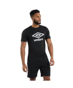 100% Baumwolle. Gewebetechnik: Leicht. Gewebe: Single Jersey. Design: Siebdruck, Gestapeltes Logo. Subtiles Stichdetail, Gesteppte Schulter. Rundhalsausschnitt. Kurzärmlig. XS: 88,9 cm. S: 93,98 cm. M: 102 cm. L: 109 cm. XL: 116,84 cm. XXL: 124,46 cm.