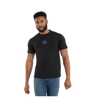 100% Baumwolle. Gewebetechnik: Leicht. Gewebe: Single Jersey. Design: Box Logo. Nahtdetail. Rundhalsausschnitt. Raglanärmel, Kurzärmlig. XS: 88,9 cm. S: 93,98 cm. M: 102 cm. L: 109 cm. XL: 116,84 cm. XXL: 124,46 cm.