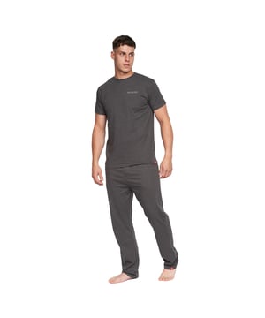 100% Baumwolle. Design: Logo. Zum Überziehen. Etikett mit Logo. Inhalt: 1 T-Shirt, 1 Hosen. Taschenart: Zwei Seitentaschen. Rundhalsausschnitt. Kurzärmlig.