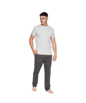 100% Cotton. Design: Logo. Neckline: Crew Neck. Sleeve-Type: Short-Sleeved. Fastening: Pull-On. Contents: 1 Bottoms, 1 Top. S: 38 in. M: 40 in. L: 42 in. XL: 44 in. XXL: 46 in.