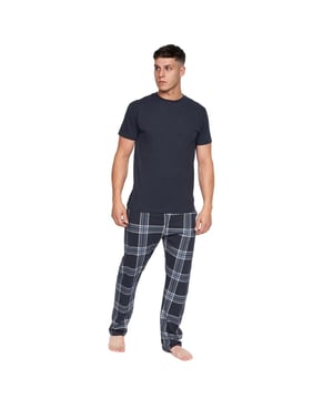 100% Baumwolle. Inhalt: 1 Hose, 1 Oberteil. Design: Kariert, Unifarben. Taille: Elastisch. Zum Überziehen. Taschenart: Zwei Seitentaschen. Rundhalsausschnitt. Kurzärmlig.