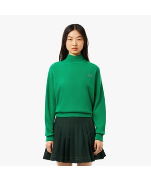 AF9542 Wollen dames Lacoste Sweater met hoge hals Opstaande kraag:  Een symbool van de Lacoste garderobe. Contrasterende naden op kraag en mouwen:  Afwerkingsdetails waarmee je je onderscheidt van de massa. Geborduurde krokodil op de borst:  Typische Lacoste elegantie. Verantwoorde wol in ribbelsteek:  Zacht. Licht. Respectvol voor het milieu.