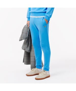 Slim Fit Sweatbroek Zacht fleece van organisch geborsteld katoen en gerecycled polyester Slim fit aangepast model Intern trekkoord voor elegantie Aansluitende geribde boorden bij enkels Geborduurde krokodil onder de heup