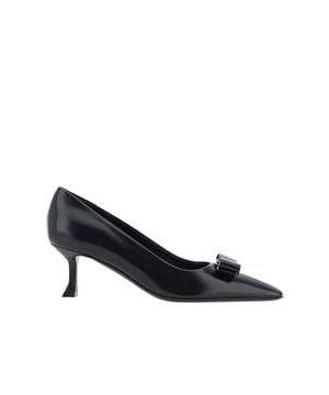 – Zusammensetzung: 100 % Leder – Innenmaterial: 100 % Leder – Innensohle: 100 % Leder – Sohle: 100 % Leder – Quadratische Zehenpartie – Geprägtes Logodetail – Absatzhöhe 6 cm – Schleifendetail – Hergestellt in Italien – Geschlecht: FRAUEN –