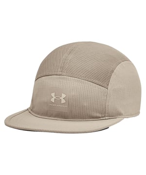 100% Polyester. Marke: Under Armour. Design: Logo. Fünf Panel-Schnitt, Gleicht Körpertemperatur aus, Flache Krempe, Schweißband. Gewebetechnik: ArmourVent, Atmungsaktiv, langlebig, Iso-Chill-Material, Schnell trocknend, Stretch. Verstellbarer Gurt. Passform: leger.